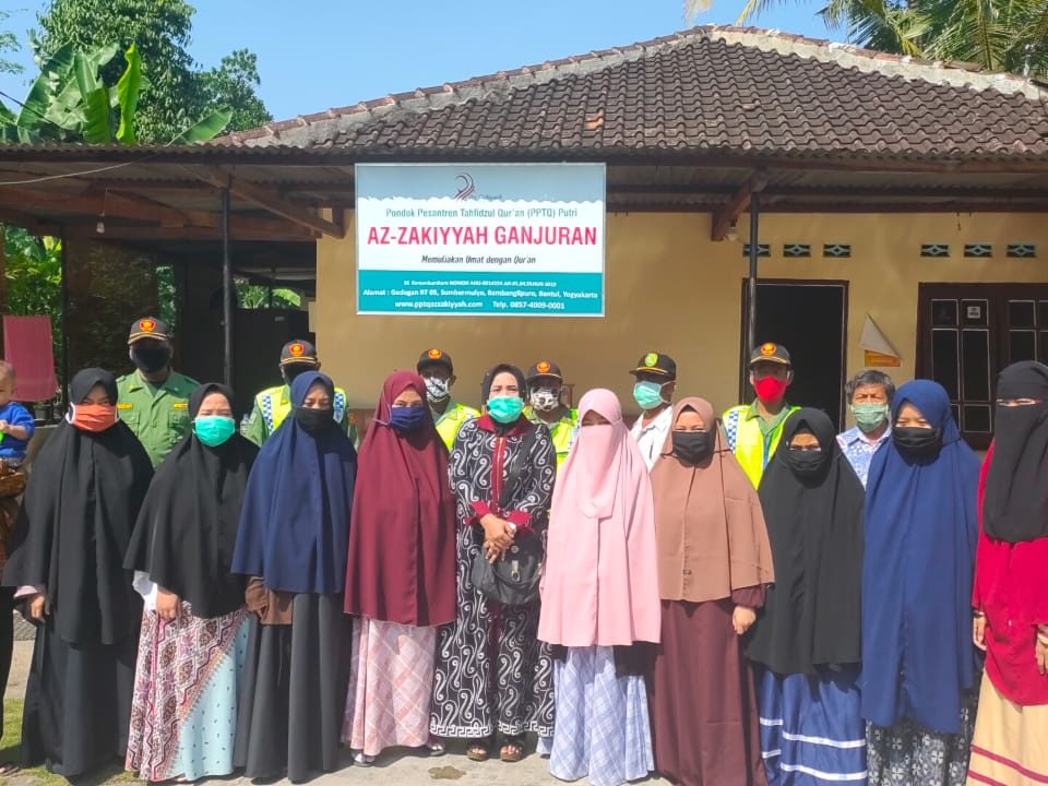Ibu Ani Berfoto Bersama Santri